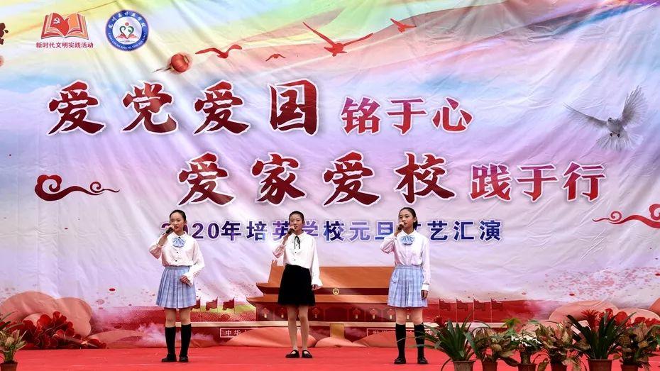 男孩吃鸡腿